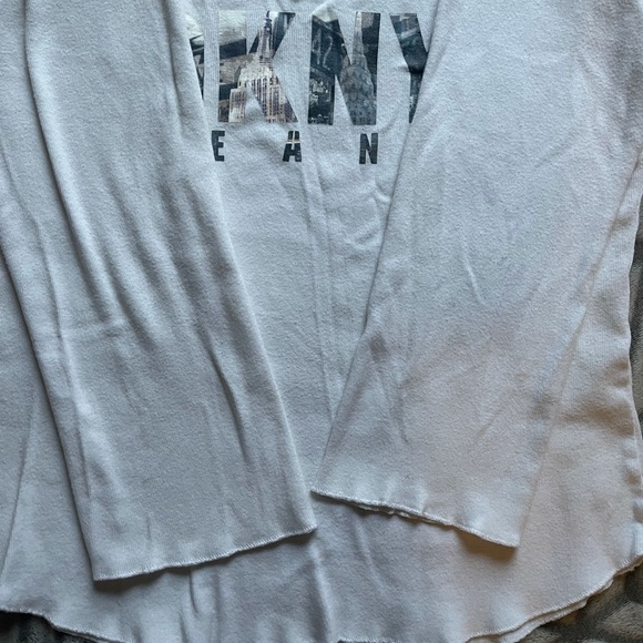 REALLY CUTE DKNY QUARTER SLEEVE TEE V NOTCHED NECK WITH DKNY JEANS ON FRONT SZ L - Picture 4 of 5